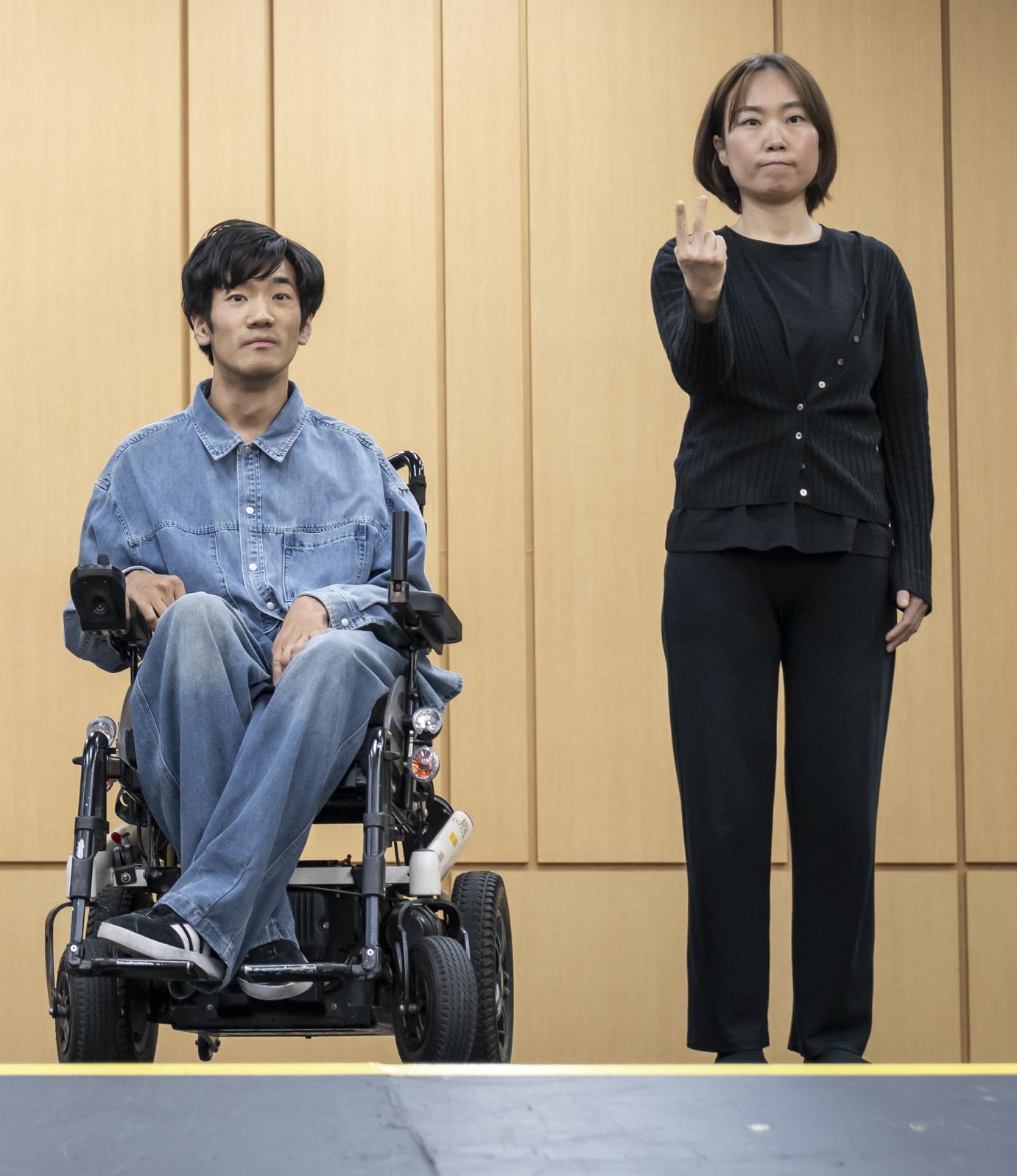 올랜도 역을 맡은 배우 하지성(왼쪽)과 수어 통역사. 
국립극장 제공