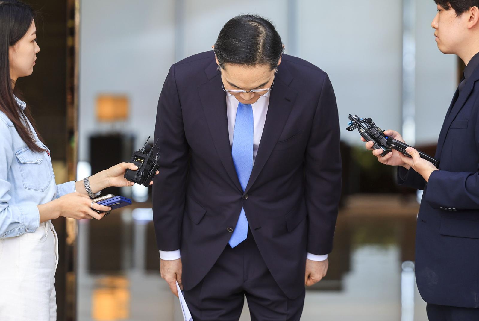 이재용 삼성전자 회장이 16일 서울 강서구 김포국제공항 비즈니스센터로 귀국하며 취재진 앞에서 총파업이 예고된 노사 현안과 관련해 입장을 밝히며 머리를 숙이고 있다. 2026.05.16 서울=뉴시스