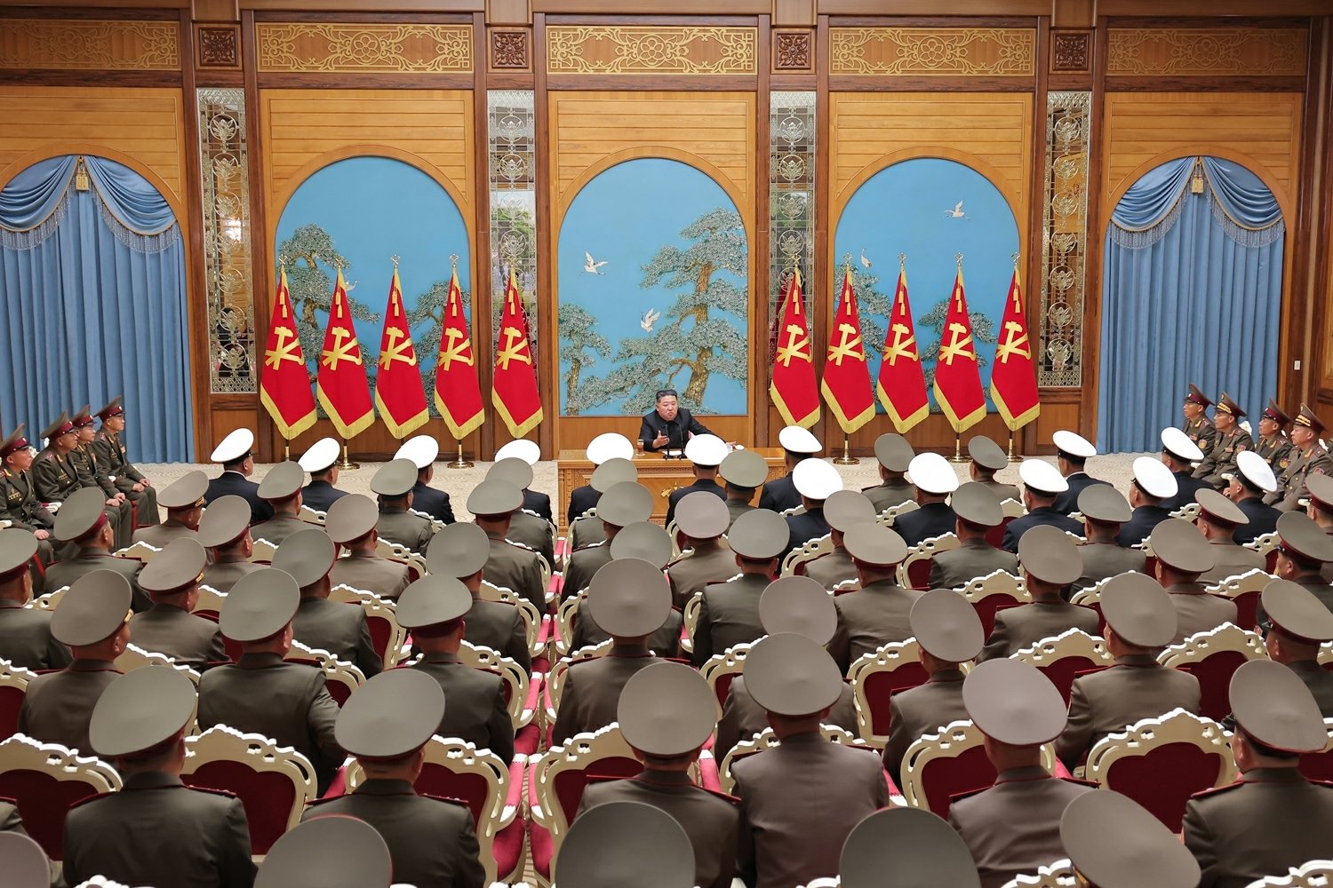북한 노동당 기관지 노동신문은 18일 김 총비서가 지난 17일 전군의 사·여단 지휘관 회합을 소집하고 “우리 군대를 세계에서 가장 강한 군대로 무장시켜야 할 역사적 위임이 바로 사·여단장들에게 맡겨져 있다”고 말했다고 보도했다. 평양 노동신문=뉴스1