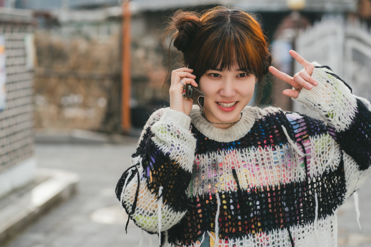 15일 공개한 넷플릭스 시리즈 ‘원더풀스’는 세기말 우연히 초능력을 갖게 된 동네 사람들이 평화를 위협하는 빌런에 맞서 싸우는 이야기다. 이 작품엔 여러 히어로물이 오마주됐다. 일부 회차 제목으로 활용된 ‘가디언즈 오브 갤럭시’가 작품 전반에 참고자료가 됐으며, 이운정(차은우)이 쓴 안경은 ‘슈퍼맨’의 클락 켄트를 연상시킨다. 넷플릭스 제공