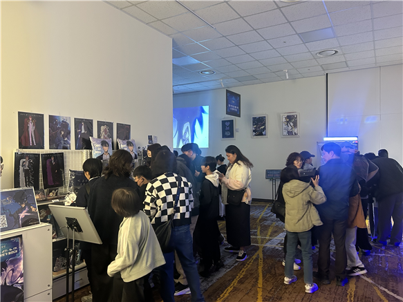 3월 27일부터 이달 17일까지 경남 창원컨벤션센터에서 열린 ‘나 혼자만 레벨업 팝업(POP-UP) in CECO’를 찾은 방문객들이 체험존을 살펴보고 있다. 경남관광재단 제공