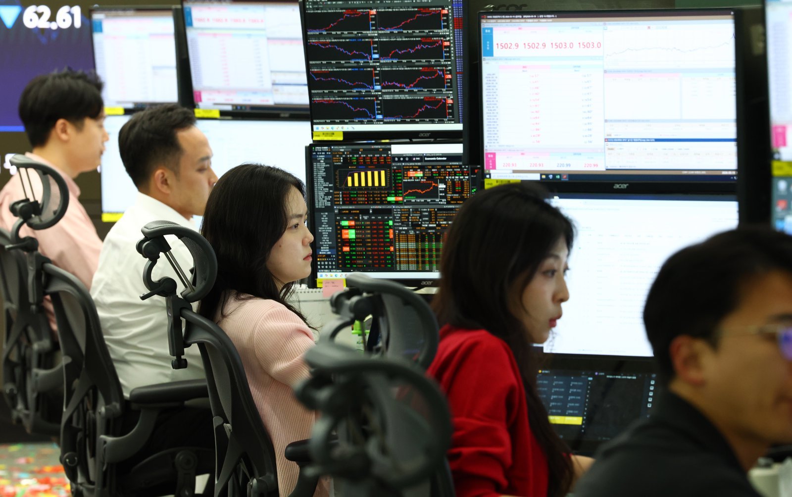 코스피는 전 거래일(7981.41)보다 488.23포인트(6.12%) 내린 7493.18에, 코스닥 지수는 전 거래일(1191.09)보다 61.27포인트(5.14%) 하락한 1129.82에 거래를 마감한 15일 서울 중구 하나은행 딜링룸에서 직원들이 업무를 보고 있다. 2026.05.15. [서울=뉴시스]