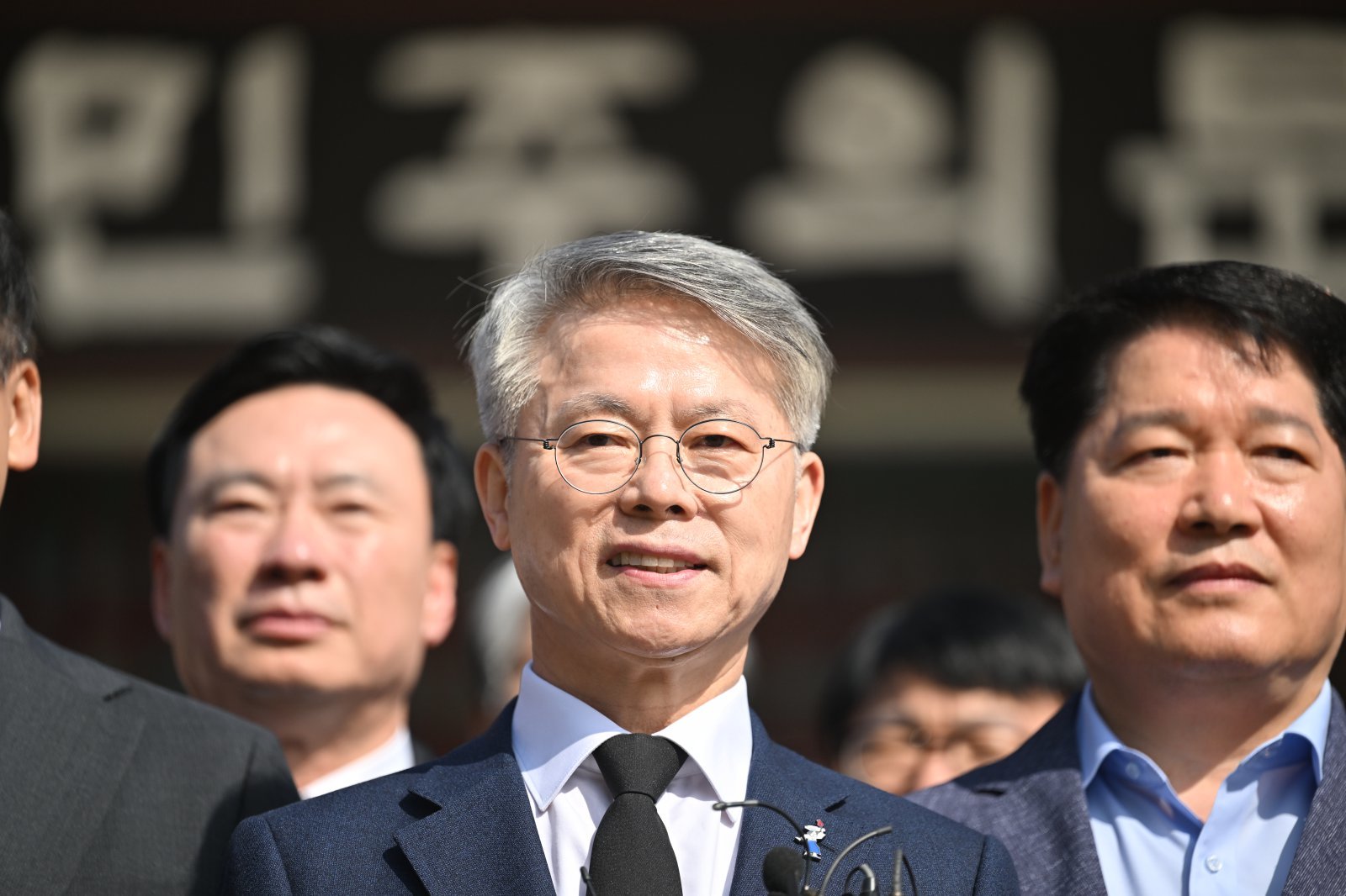 민형배 더불어민주당 전남광주통합특별시장 후보가 15일 오전 광주 북구 운정동 국립5·18민주묘지에서 참배를 마친 뒤 취재진에 참배 입장을 밝히고 있다. 2026.04.15. [광주=뉴시스]