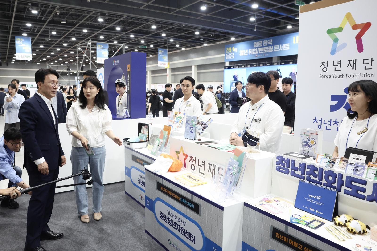 김민석 국무총리가 17일 ‘젊은 한국 청년취업·멘토링 콘서트’ 행사 현장을 찾아 청년들의 의견을 들었다.