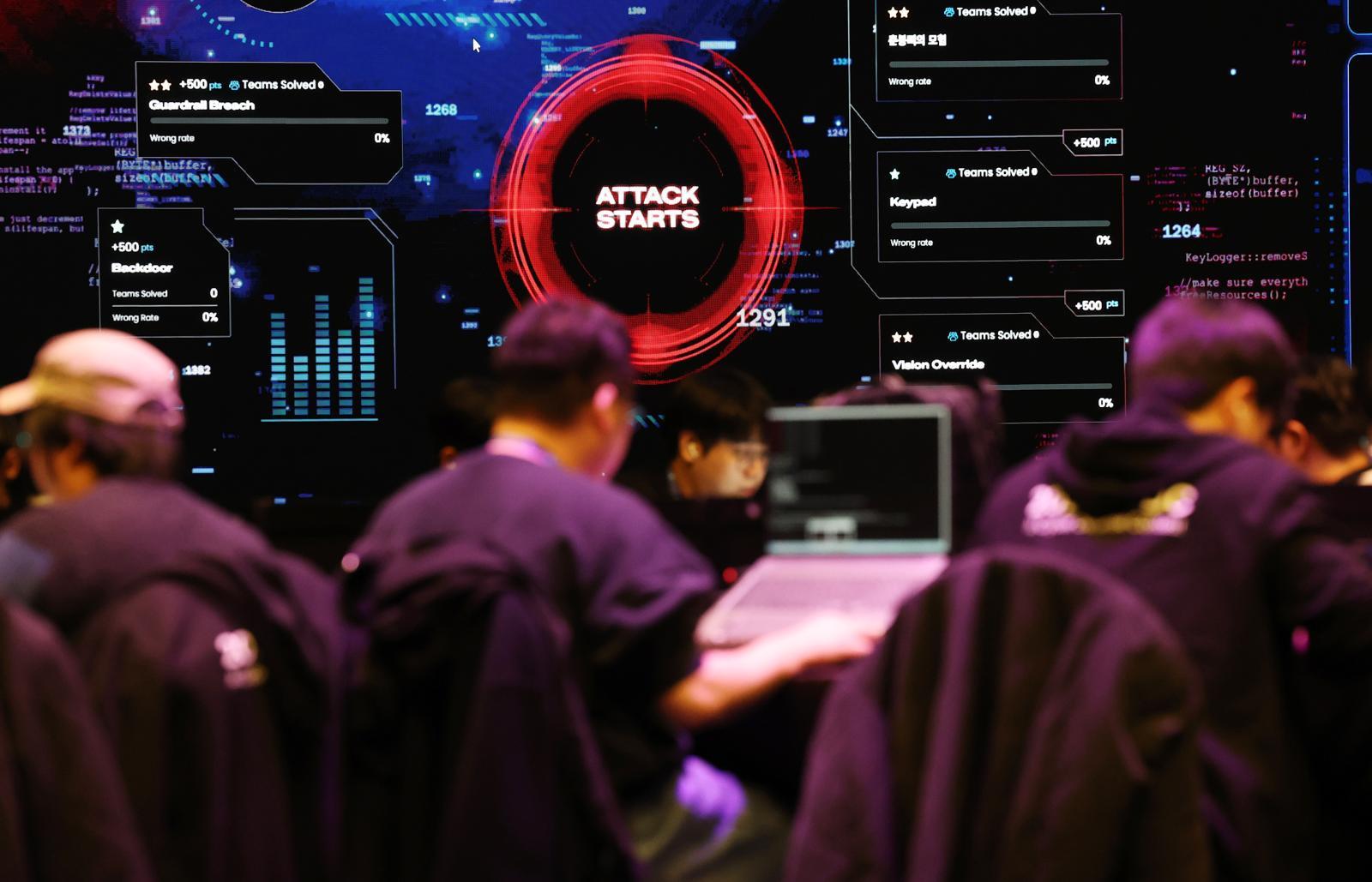 1일 오후 서울 강남구 코엑스 그랜드볼룸에서 제1회 인공지능 해킹방어대회(ACDC·AI Cyber Defense Contest) 본선 경기가 열리고 있다.  뉴스1