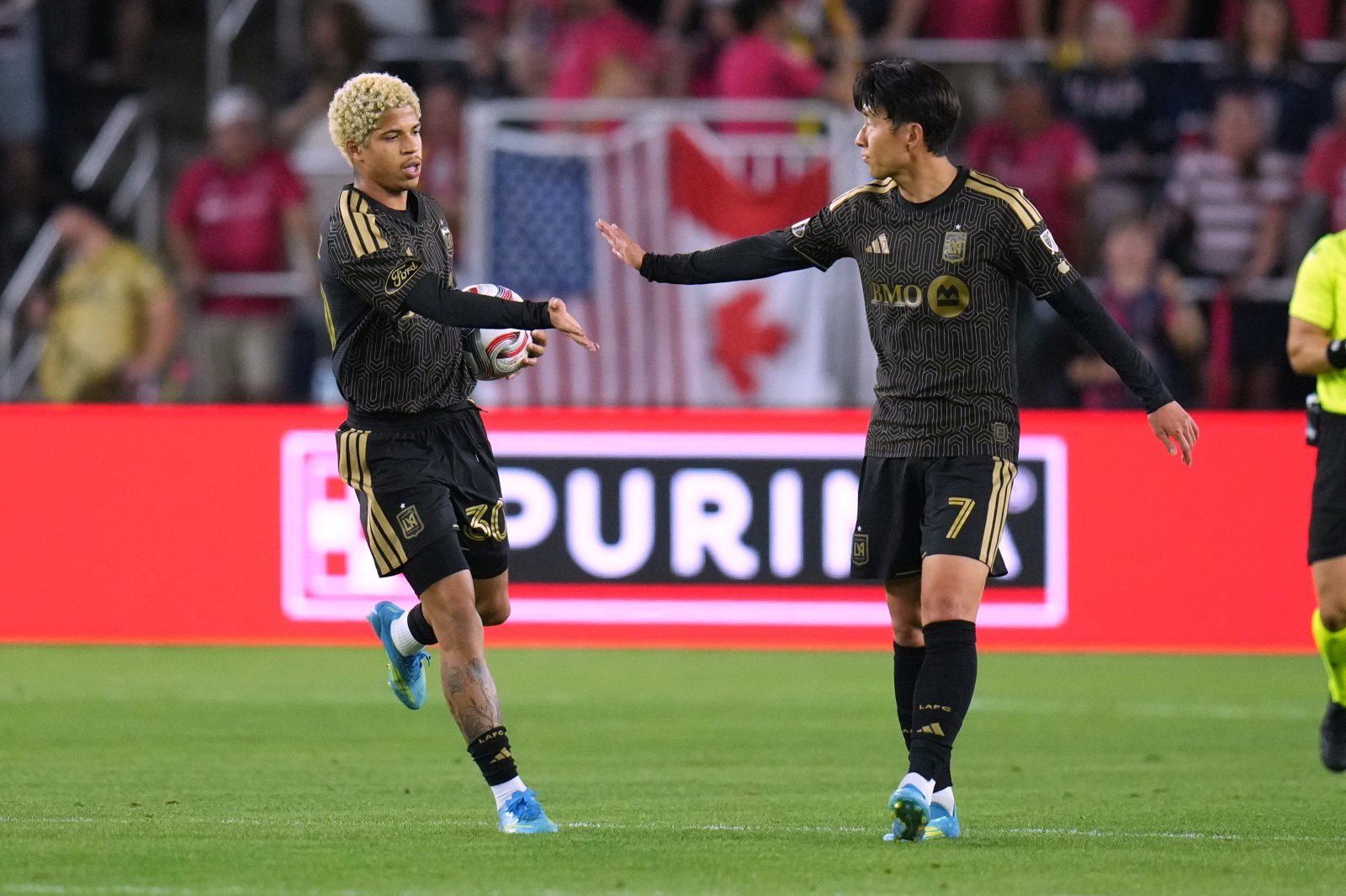 LA FC의 손흥민(오른쪽)이 13일(현지 시간) 미 미주리주 세인트루이스 에너자이저 파크에서 열린 2026 MLS 13라운드 세인트루이스 시티 SC와 경기 후반 28분 만회 골을 넣은 다비드 마르티네스를 축하하고 있다. 손흥민은 풀타임을 소화했으나 공격 포인트를 올리지 못했고, LA FC는 1-2로 패했다. 2026.05.14 세인트루이스=AP 뉴시스