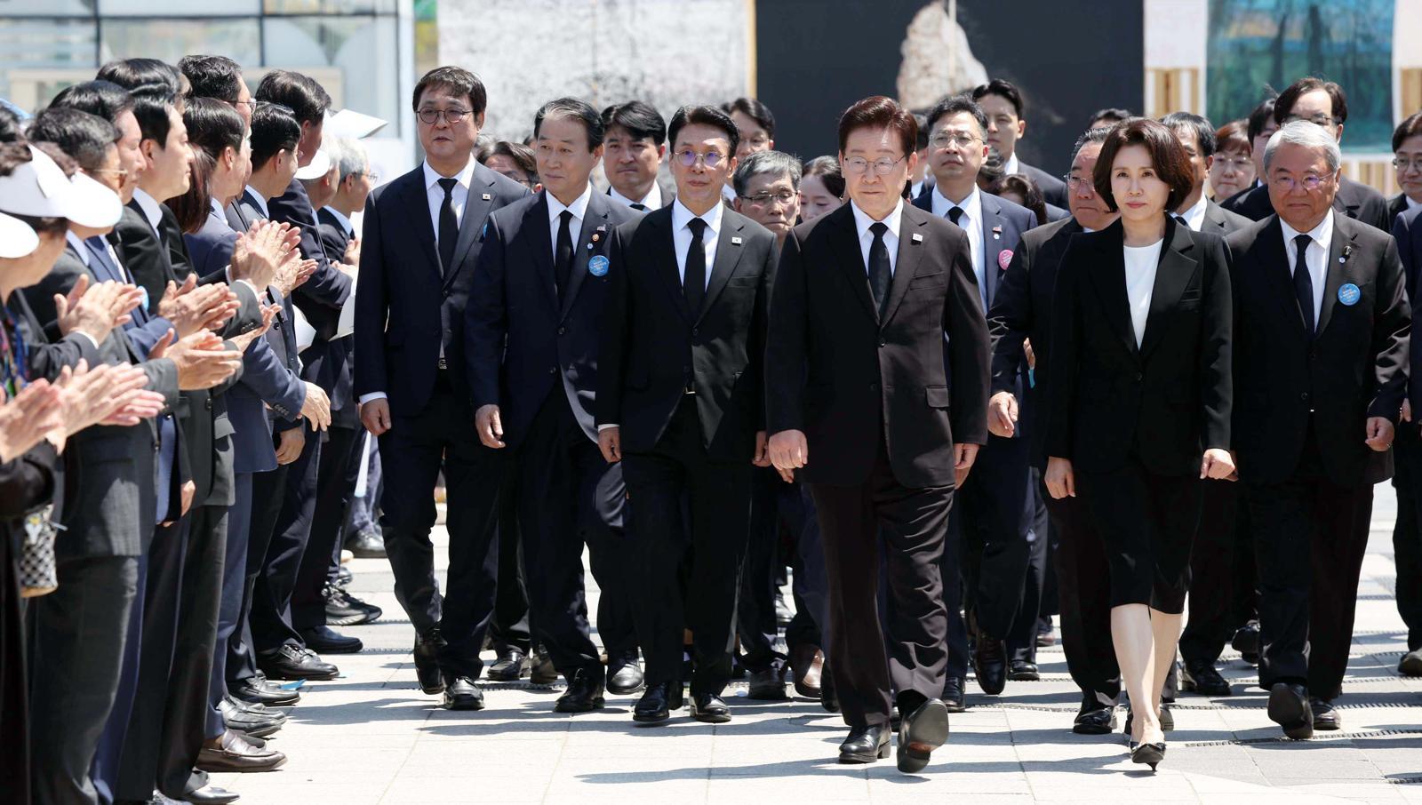 이재명 대통령과 김혜경 여사가 18일 광주 동구 5·18민주광장에서 열린 제46주년 5·18민주화운동 기념식에 입장하고 있다. 뉴시스