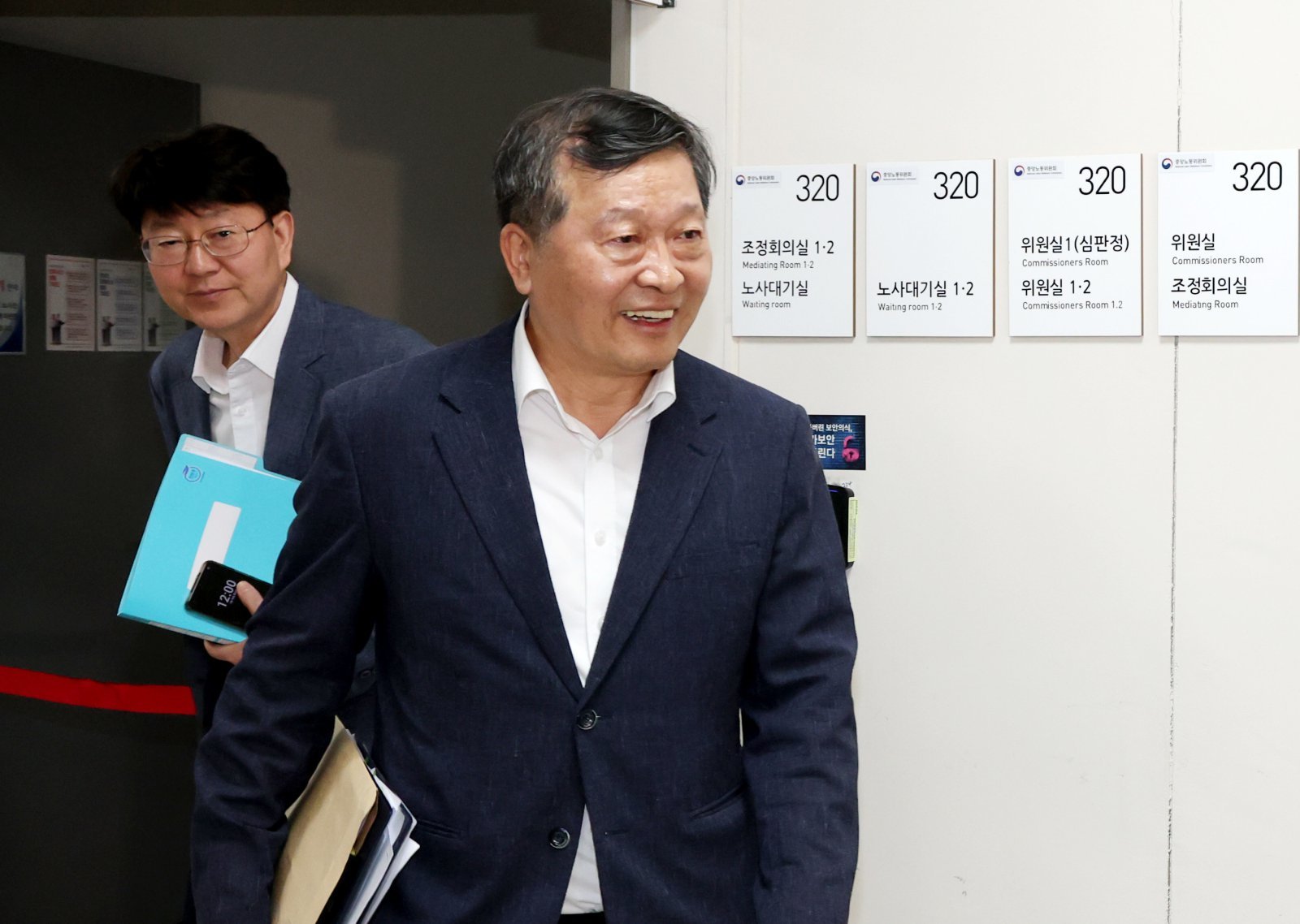 박수근 중앙노동위원회 위원장이 18일 정부세종청사 중앙노동위원회에서 열리는 2차 삼성전자 노·사후조정 회의 중 점심 식사를 위해 회의장을 나서고 있다. ⓒ 뉴스1