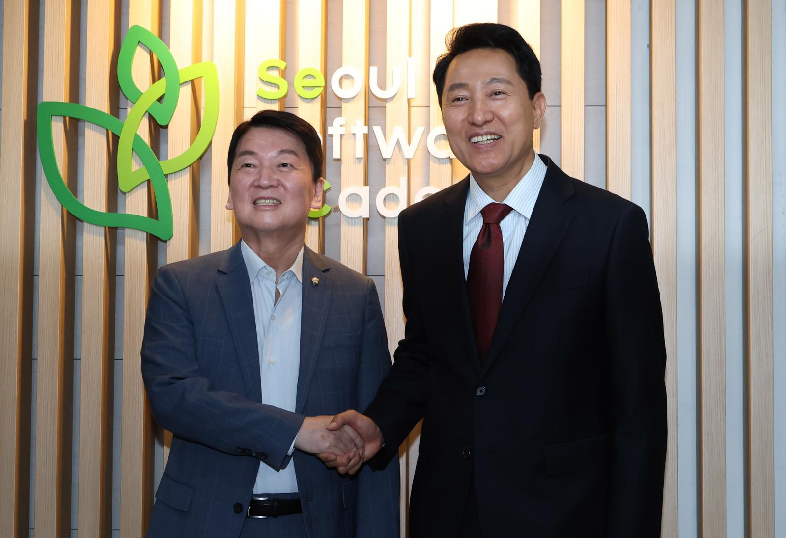 오세훈 국민의힘 서울시장 후보가 18일 서울 영등포구 청년취업사관학교에서 안철수 의원과 만나 인사를 나누고 있다. 뉴스1