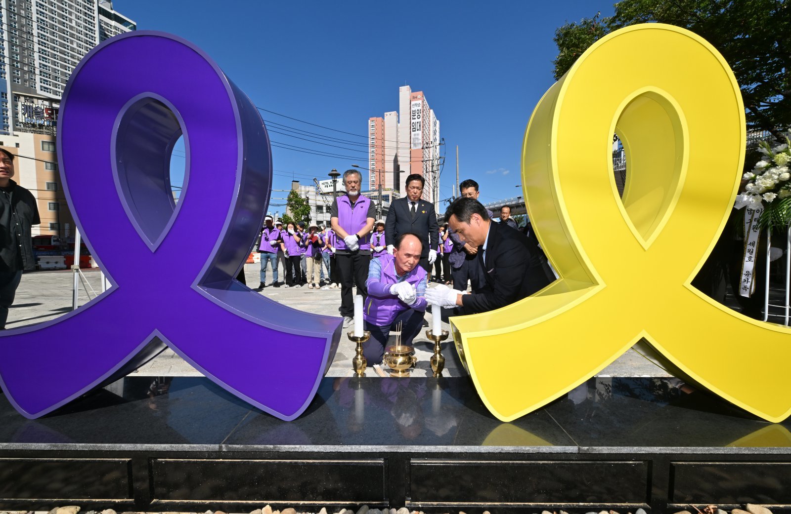 김영백 10·29 이태원 참사 유가족 광주대표가 4일 오후 광주 남구 백운광장에서 열린 세월호·이태원 참사 안전사고 희생자 추모 조형물 제막식에서 분향하고 있다. 2024.09.04 뉴시스