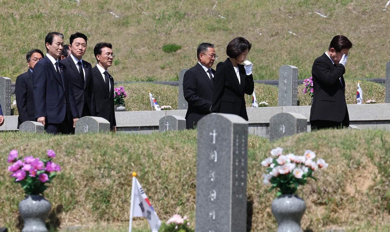 이재명 대통령과 김혜경 여사가 18일 오전 광주 북구 운정동 국립 5·18민주묘지에서 눈물을 닦으며 이동하고 있다. 2026.05.18 청와대사진기자단