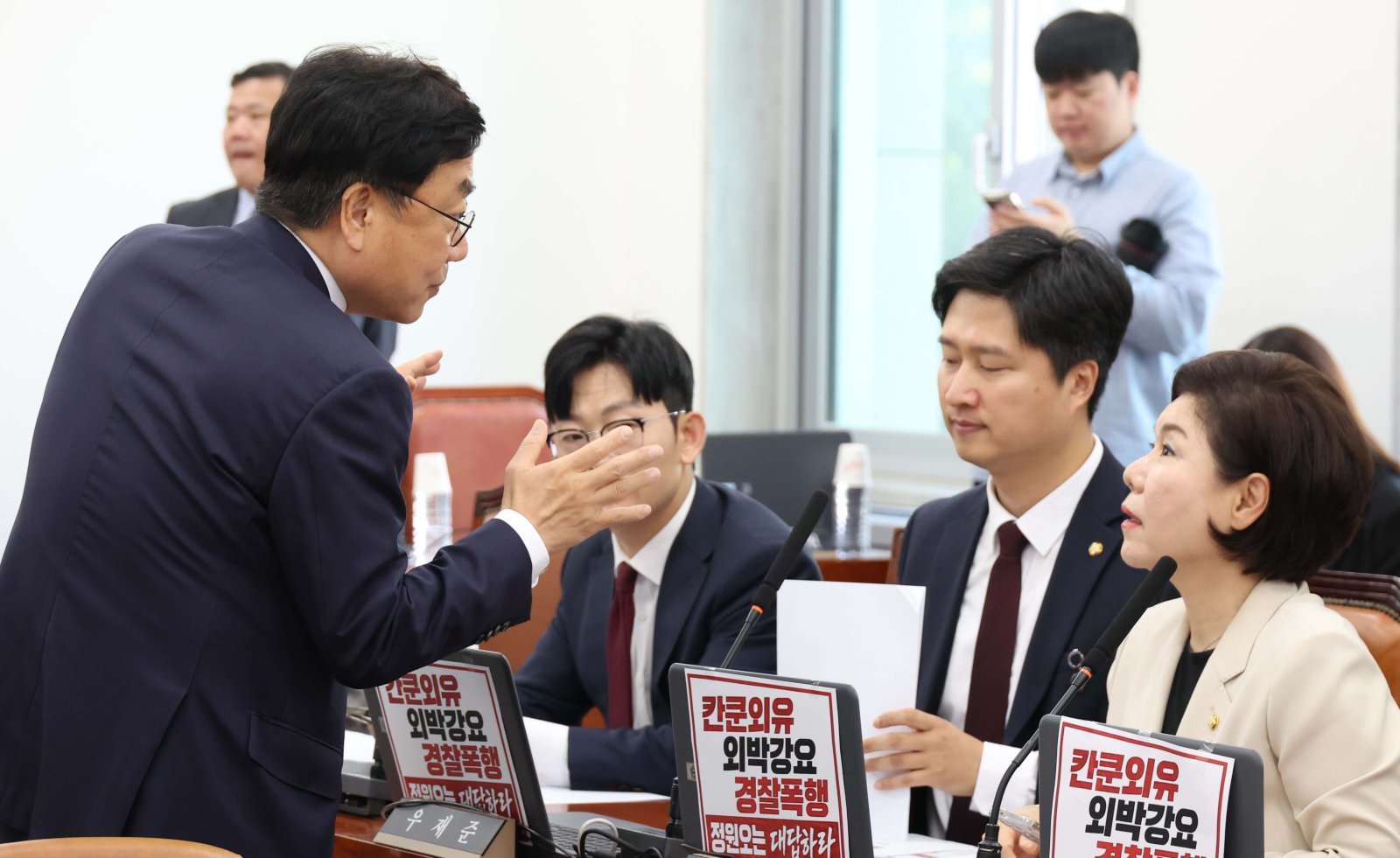서범수 국회 행안위 국민의힘 간사가 18일 오전 서울 여의도 국회에서 열린 행정안전위원회 전체회의에서 조은희(오른쪽부터), 우재준, 박충권 의원과 대화를 하고 있다. 2026.05.18 뉴시스