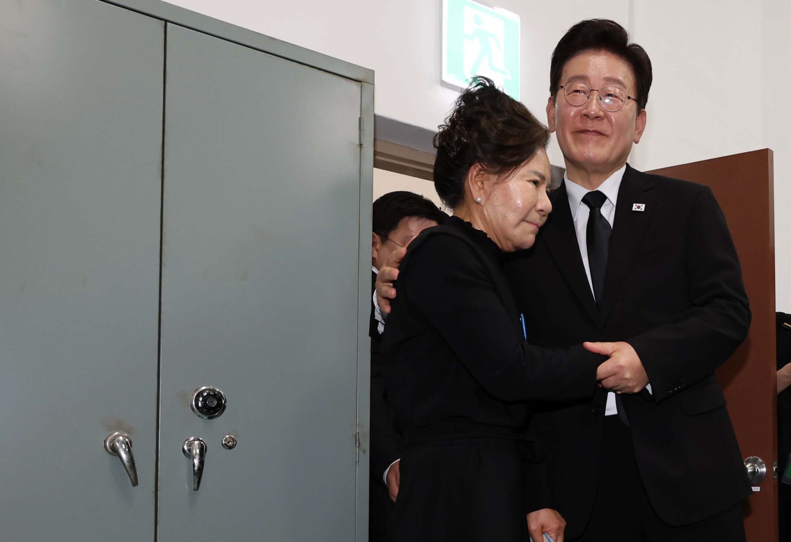 이재명 대통령이 18일 광주 동구 금남로 옛 전남도청 개관식에 참석해 마지막 새벽방송 당사자인 박영순씨를 위로하고 있다. 2026.5.18 ⓒ뉴스1