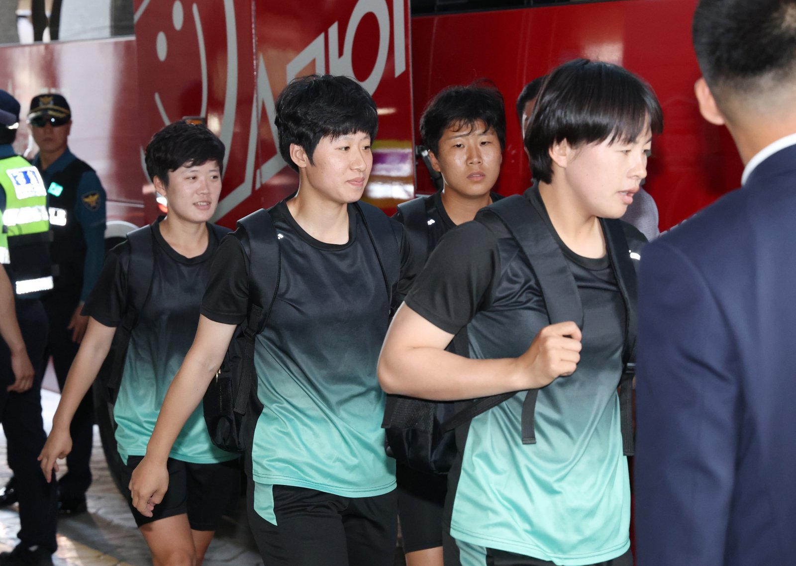 아시아축구연맹(AFC) 여자 챔피언스리그(AWCL)에 출전하기 위해 방남한 북한 여자축구팀 ‘내고향여자축구단’이 훈련을 하기 위해 17일 숙소가 마련된 경기 수원시의 한 호텔을 나서고 있다. (공동취재) 2026.05.17 뉴시스