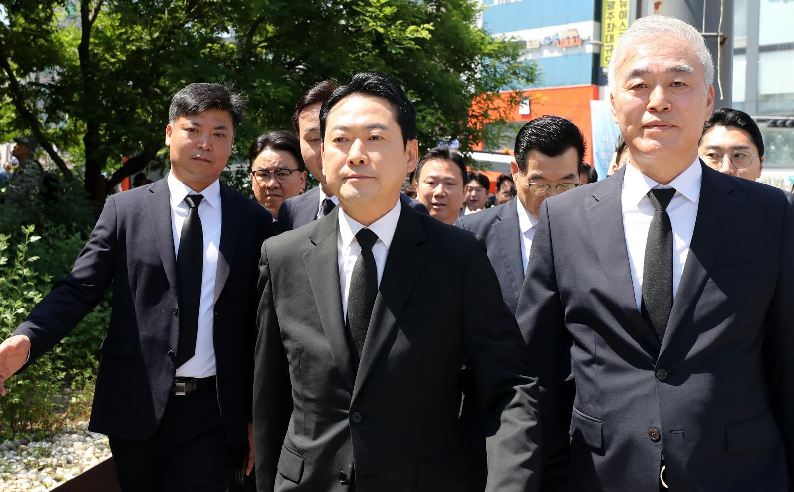 장동혁 국민의힘 대표가 18일 제46주년 5·18민주화운동 기념식이  열리는 광주 동구 5·18민주광장으로 들어서고 있다.  2026.5.18 광주=뉴스1