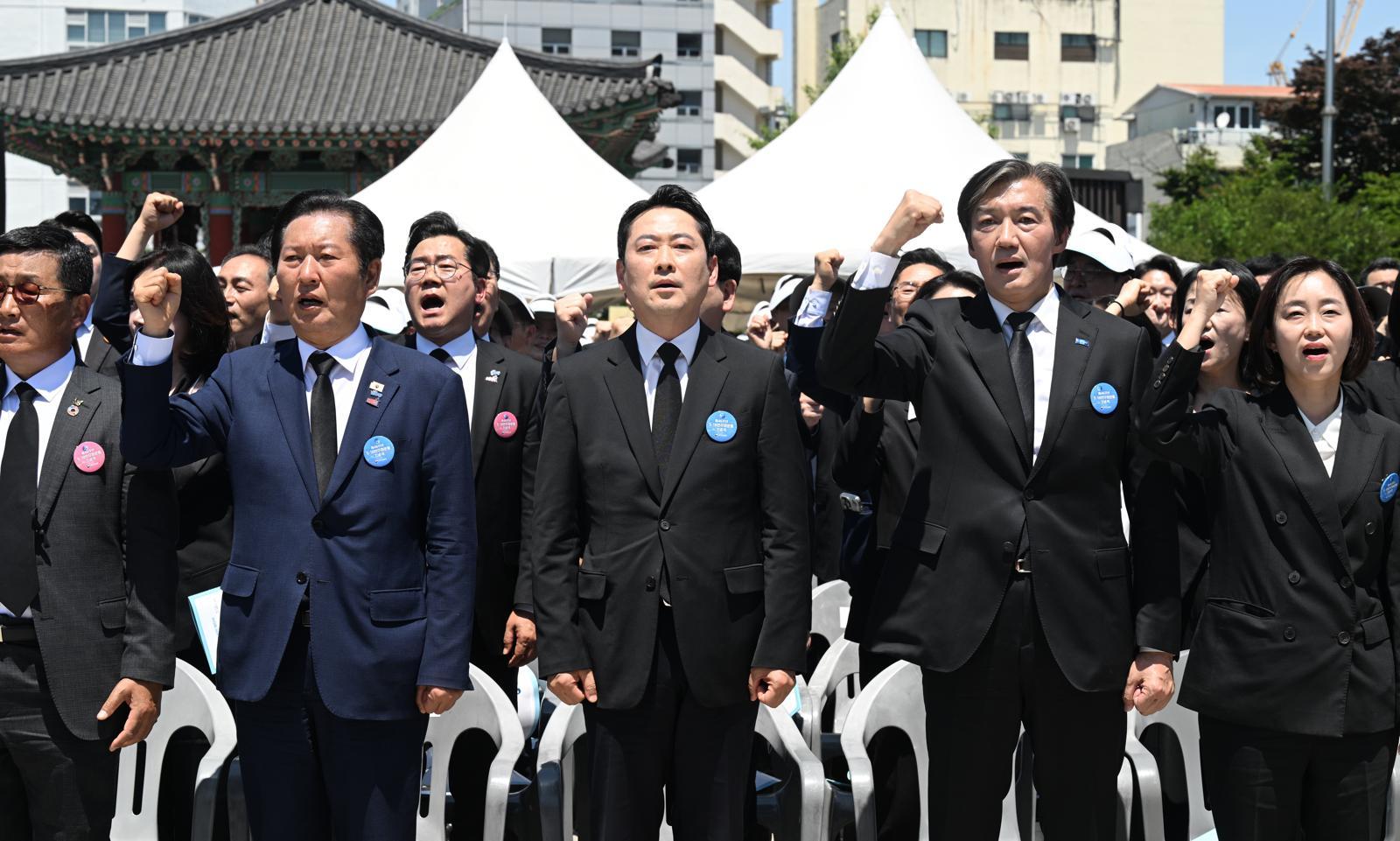 정청래 더불어민주당 대표(왼쪽부터), 장동력 국민의힘 대표, 조국 조국혁신당 대표가 18일 오전 광주 동구 5·18기념광장에서 열린 5·18 제46주년 정부기념식에서 임을위한행진곡을 부르고 있다. 2026.5.18 광주=뉴스1