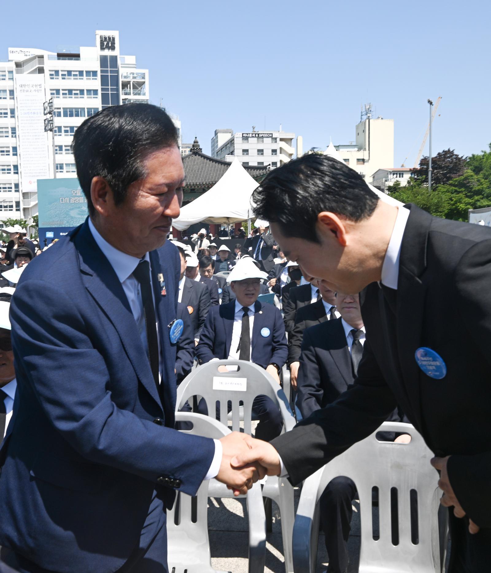 정청래 더불어민주당 대표와 장동혁 국민의힘 대표가 18일 46주년 5·18민주화운동 정부기념식이 열린 광주 동구 옛 전남도청 앞 5·18민주광장에서 만나 인사를 하고 있다.  2026.5.18