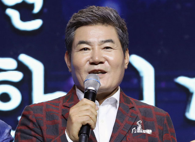 가수 진성이 23일 오후 서울 영등포구 63시티에서 열린 남진 55주년 헌정식 기자간담회에 참석해 발언하고 있다. 2020.07.23. 뉴시스