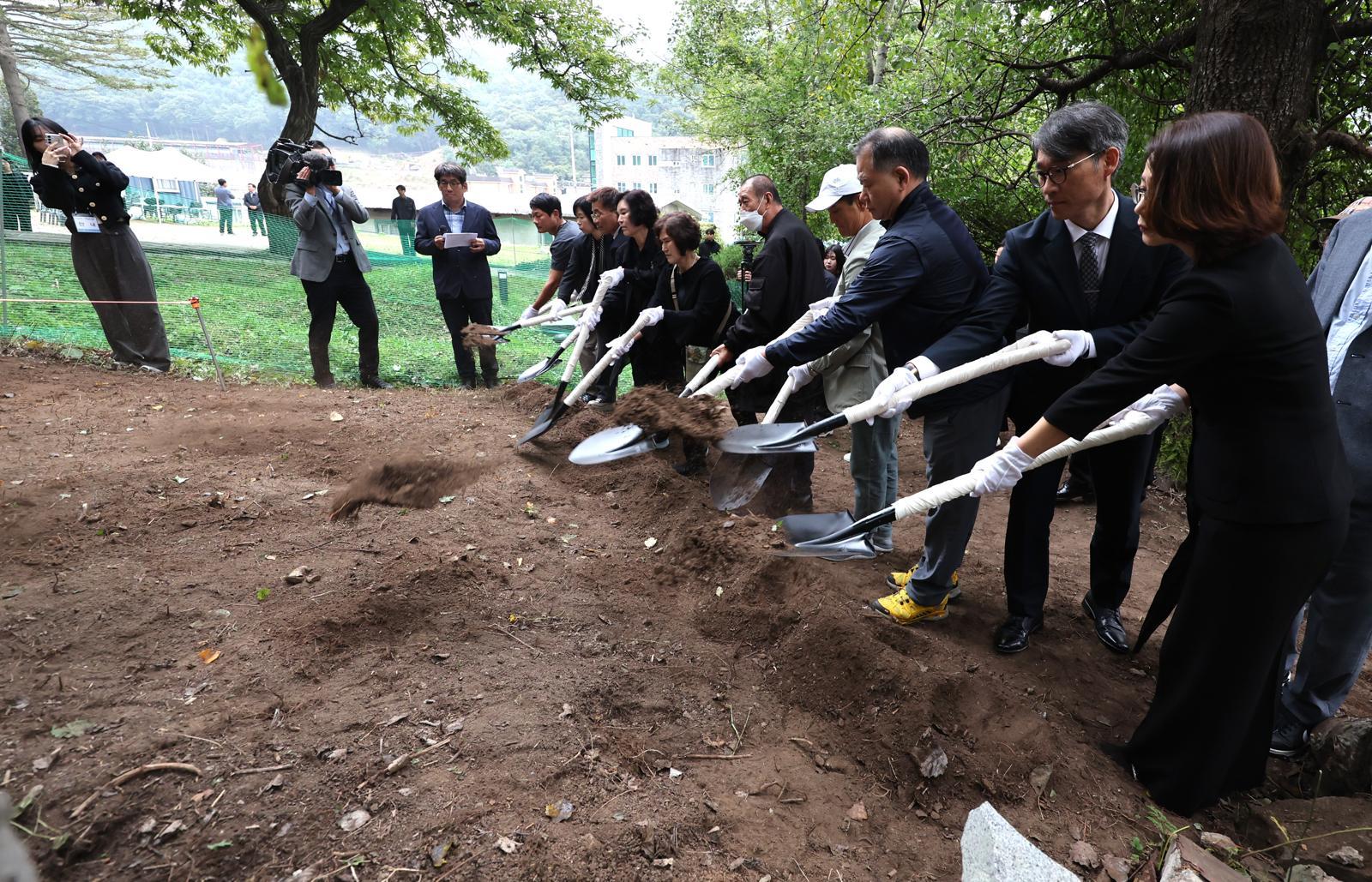 15일 실미도 부대 공작원 4명의 유해를 발굴하기 위한 개토제가 열린 경기도 고양시 덕양구 서울시립승화원 벽제리묘지에서 공작원들의 유족들이 발굴 예정 지역에서 시삽을 하고 있다 2024.10.15 고양=뉴시스