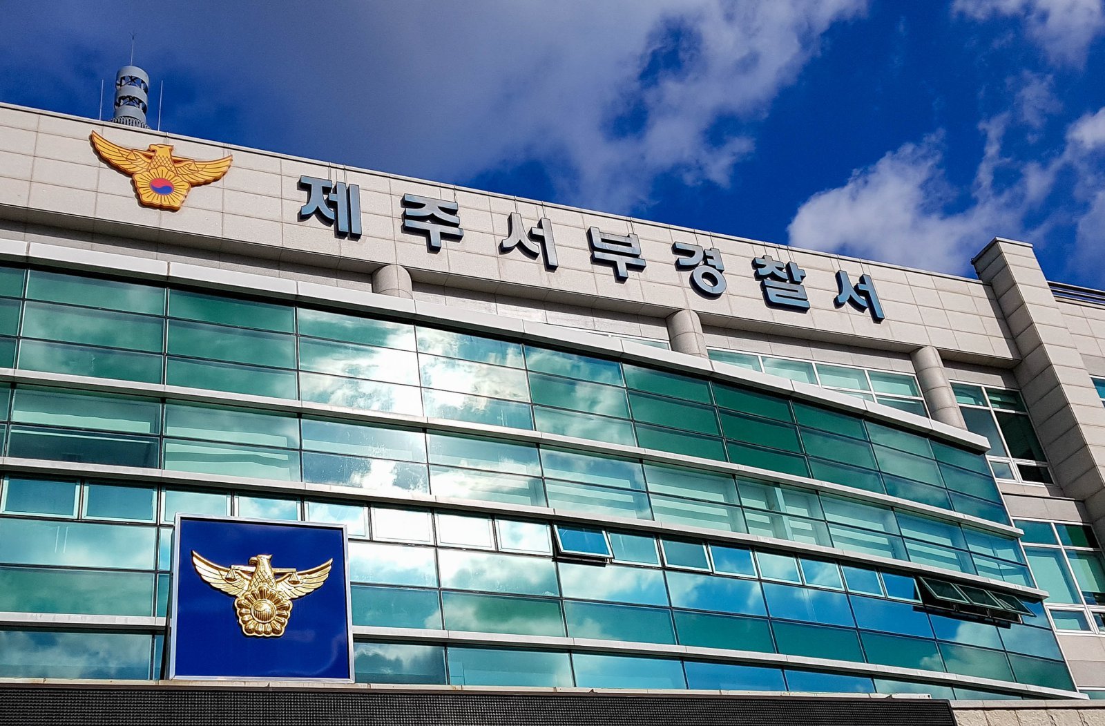 술 취해 맨홀 뚜껑으로 차량 파손에 시민 폭행 60대 입건