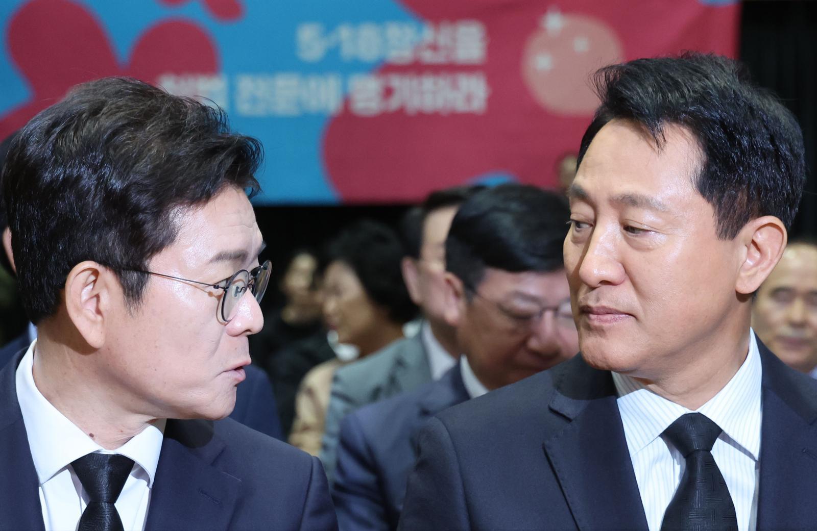 정원오(왼쪽) 더불어민주당 서울시장 후보와 오세훈 국민의힘 서울시장 후보가 18일 서울 중구 서울시청에서 열린 5.18민주화운동 제46주년 서울기념식에서 대화를 나누고 있다. 2026.05.18 뉴시스
