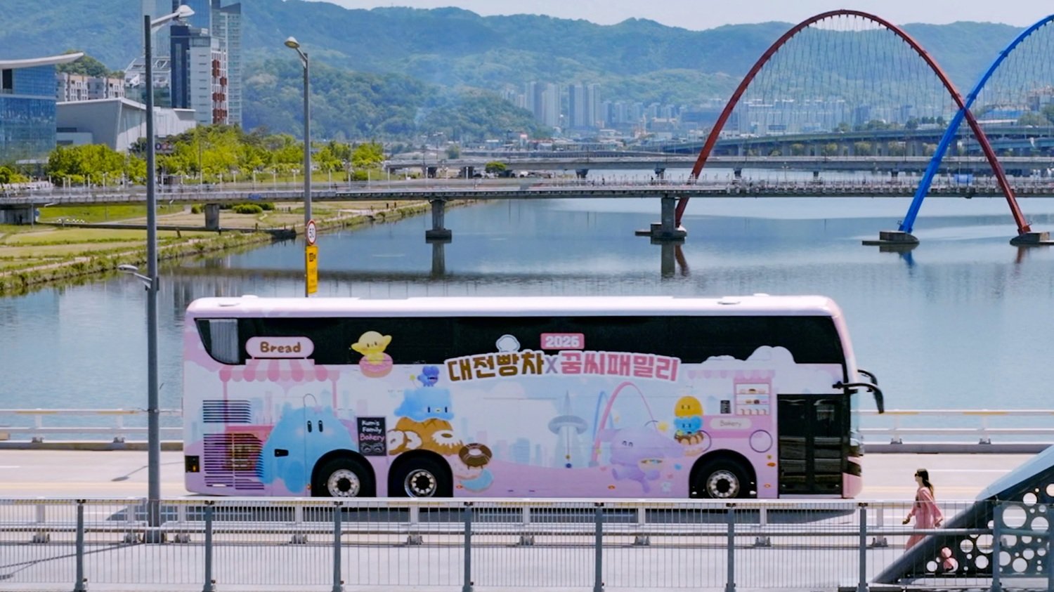 대전시는 지역 캐릭터인 꿈씨패밀라와 지역 대표 먹거리인 빵을 활용해 서울과 부산에서 대전빵차 전국투어를 운영한다고 18일 밝혔다. 사진은 빵차 모습. 대전시 제공