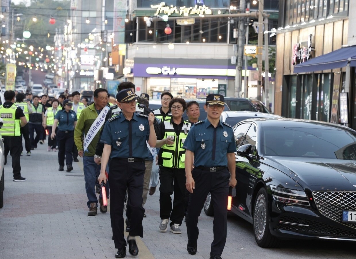 15일 경북 안동시 옥동 상업지구에서 김원태 경북경찰청장(오른쪽)을 비롯한 직원들과 자율방범대원, 생활안전협의회원들이 합동 위력 순찰을 하고 있다. 경북경찰청 제공