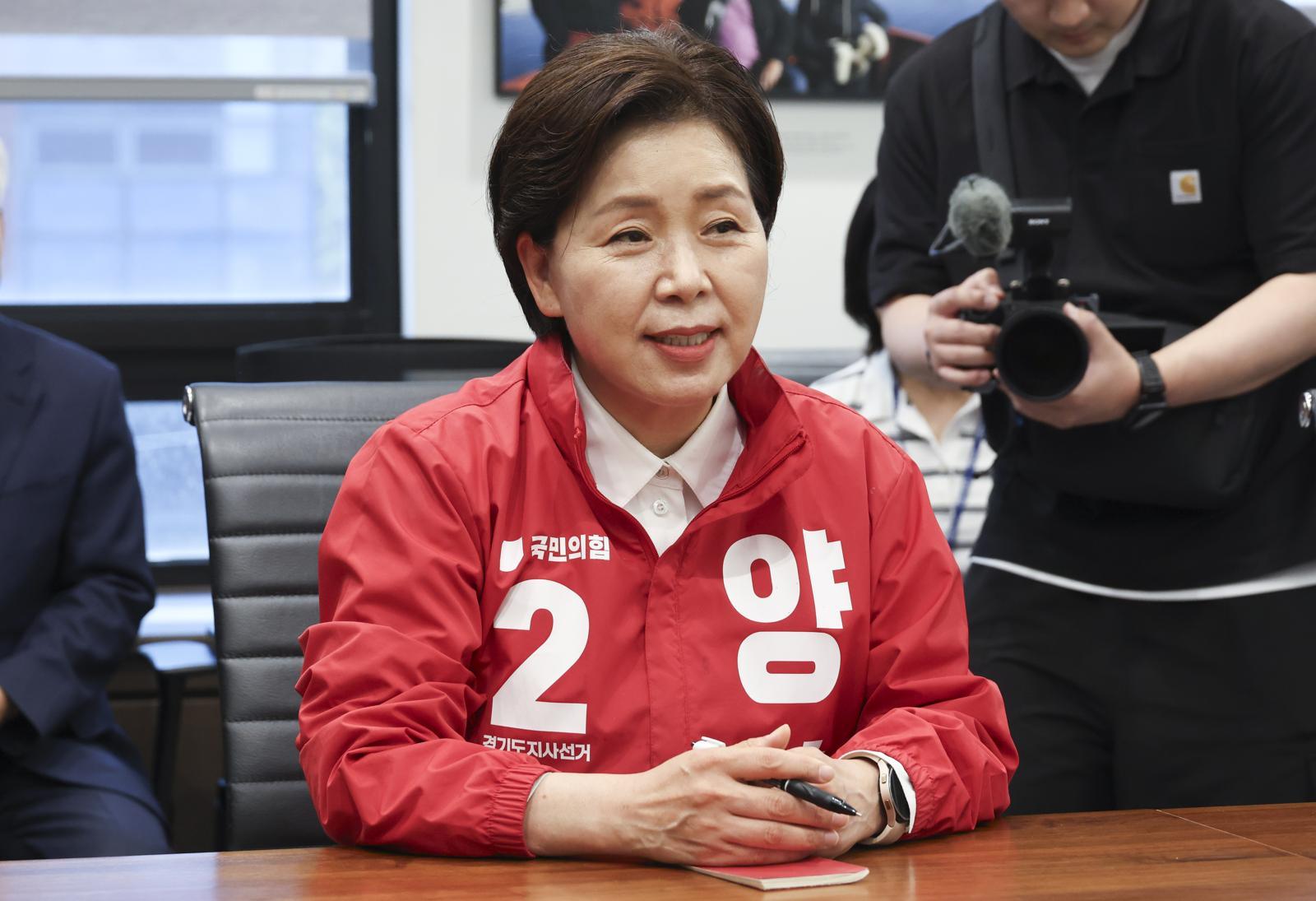 양향자 국민의힘 경기지사 후보가 18일 서울 서초동 영포빌딩에서 이명박 전 대통령을 예방하고 있다. 뉴스1