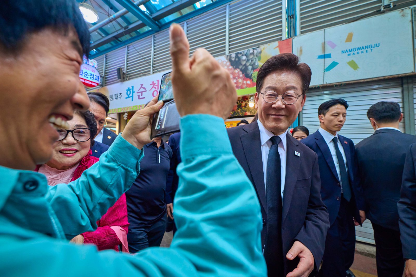 이재명 대통령이 18일 광주 동구 남광주시장을 방문해 시민들과 인사하고 있다. 청와대 제공