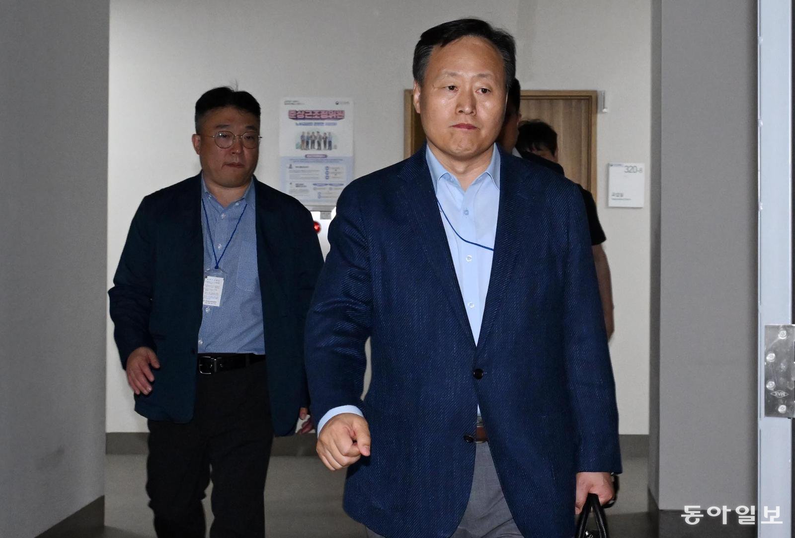 삼성전자 사측 대표교섭위원인 여명구 DS(반도체 부문) 피플팀장이 18일 정부세종청사 중앙노동위원회에서 열린 2차 사후조정 첫날 회의를 마친 뒤 협상장을 떠나고 있다. 송은석 기자 silverstone@donga.com