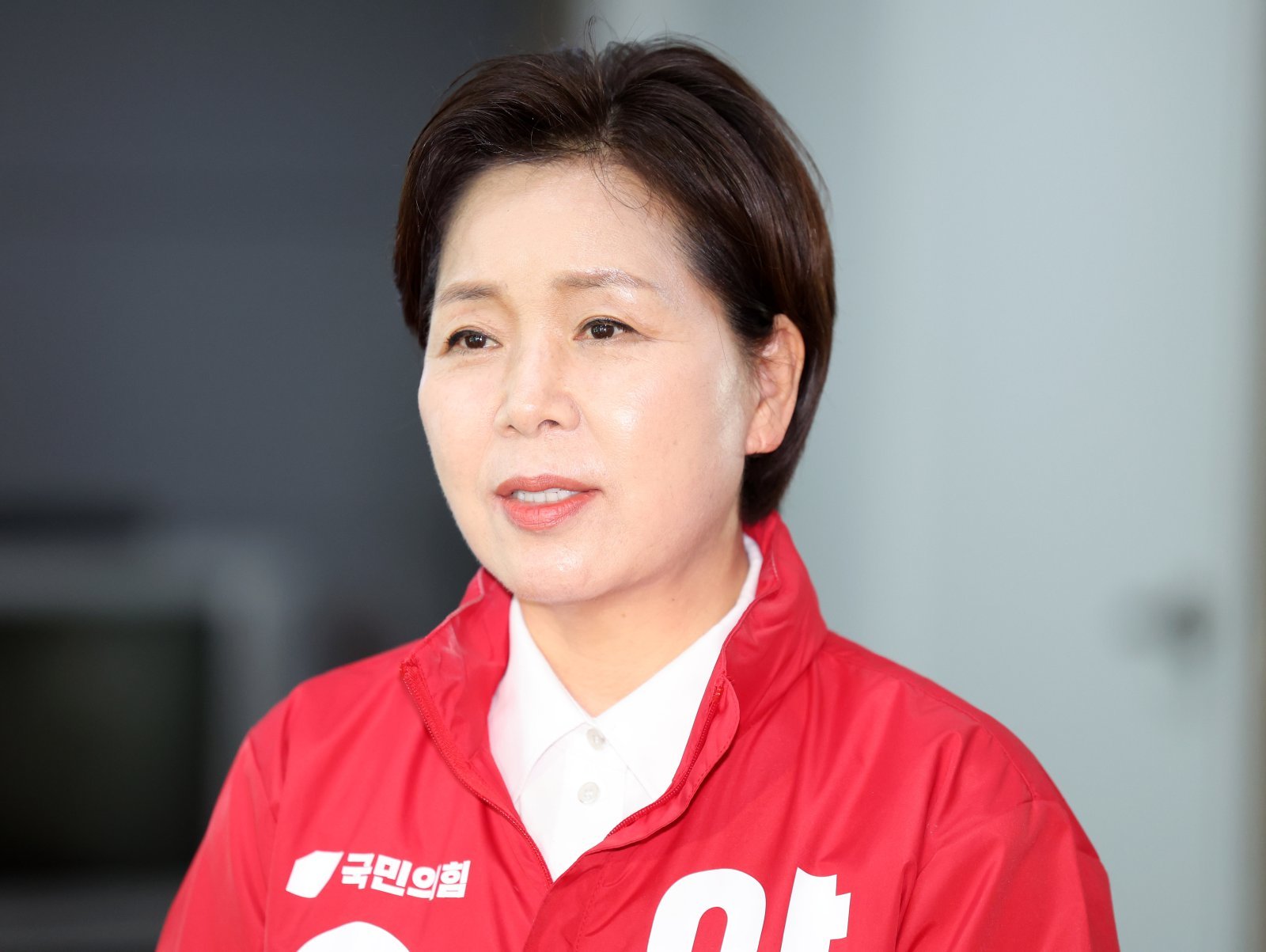 양향자 국민의힘 경기도지사 후보가 18일 오후 서울 서초구 청계재단 로비에서 이명박 전 대통령을 예방한 뒤 취재진의 질문에 답하고 있다. 뉴시스