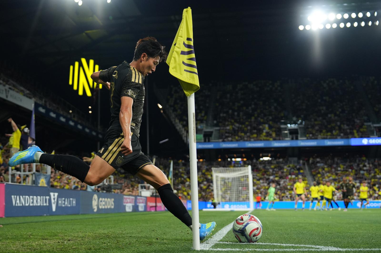손흥민(LA FC)이 18일 내슈빌과의 미국 메이저리그사커(MLS) 방문경기에서 코너킥을 하고 있다. 손흥민은 이날 코너킥으로 리그 9호 도움을 기록했으나 득점에는 실패했다. 손흥민은 올 시즌 MLS 개막 이후 12경기 연속 득점포를 가동하지 못하고 있다. 내슈빌=게티이미지