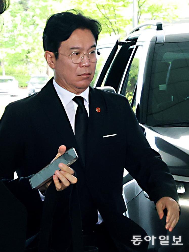 심각한 노동부 장관
18일 정부세종청사 중앙노동위원회에서 삼성전자 노사 간 ‘2차 사후조정’이 시작된 가운데, 김영훈 고용노동부 장관이 청사로 들어가고 있다. 세종=송은석 기자 silverstone@donga.com