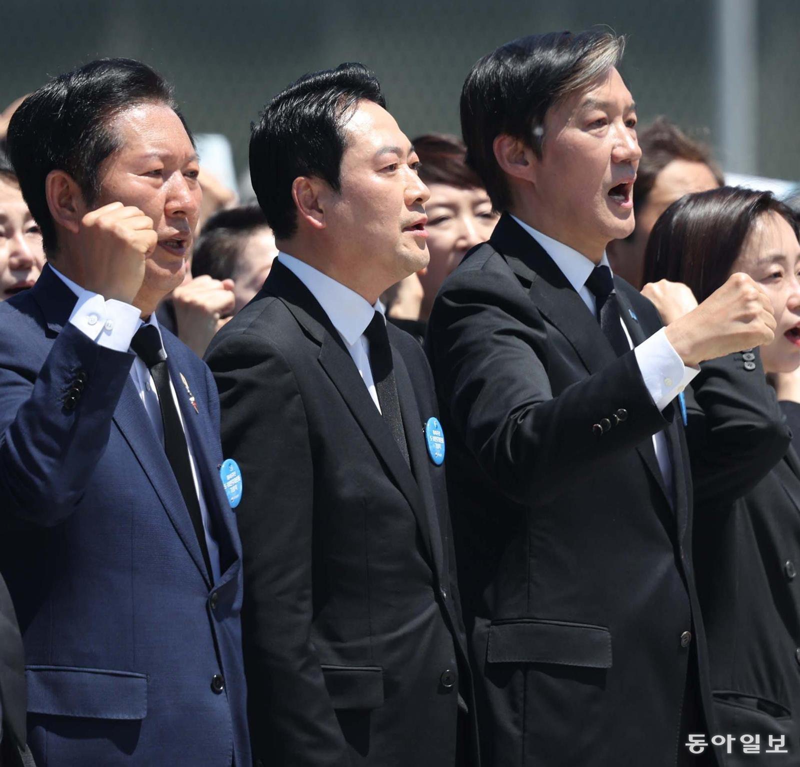18일 5·18민주광장에서 열린 제46주년 5·18 민주화운동 기념식에서 참석자들이 ‘임을 위한 행진곡’을 제창하는 모습. 왼쪽부터 더불어민주당 정청래 대표, 국민의힘 장동혁 대표, 조국혁신당 조국 대표. 광주=김재명 기자 base@donga.com