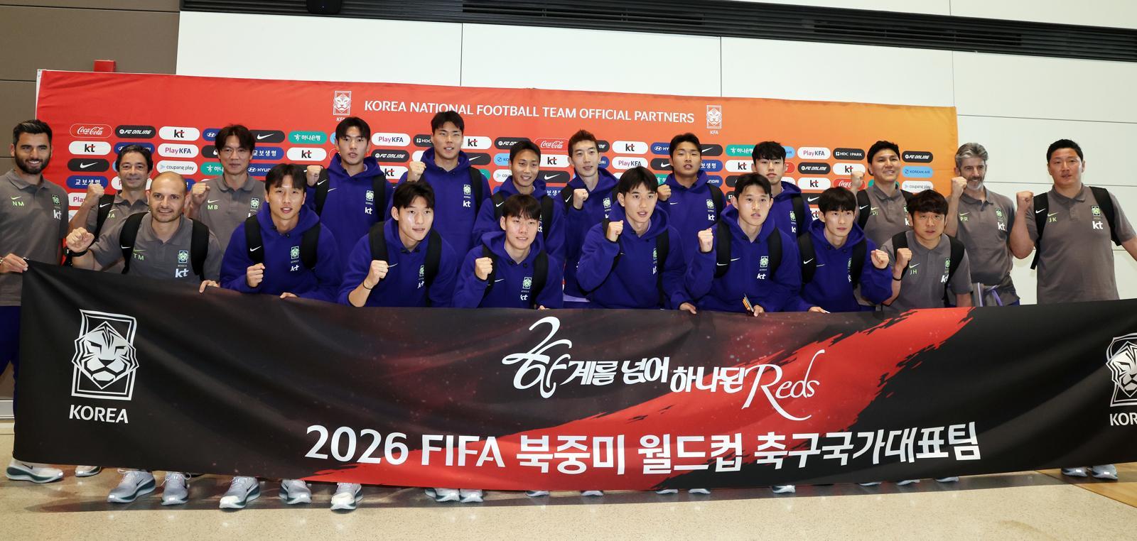 “좋은 소식 전할게요” 월드컵팀 본진 출국
홍명보 감독(뒷줄 왼쪽에서 세 번째)과 K리거 등 한국 축구 대표팀 본진이 18일 2026 북중미 월드컵 사전캠프가 차려지는 미국 유타주 솔트레이크시티로 출국하기에 앞서 인천국제공항에서 기념 촬영을 하고 있다. 인천=뉴스1
