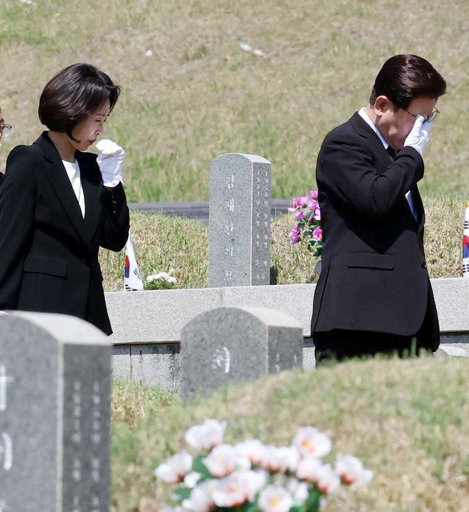 이재명 대통령(오른쪽)과 부인 김혜경 여사가 18일 광주 북구 운정동 국립5·18민주묘지에서 참배하던 중 눈물을 훔치고 있다. 광주=김재명 기자 base@donga.com
