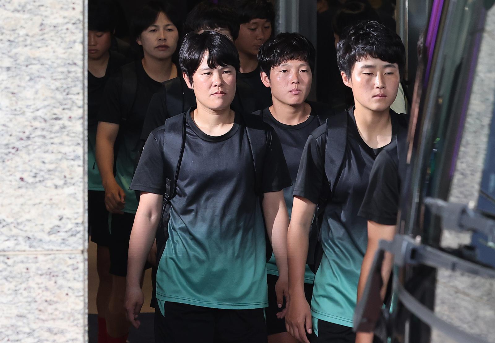 북한 여자축구팀 ‘내고향여자축구단’이 18일 숙소로 지정된 경기 수원시 팔달구 노보텔 앰배서더 수원에서 나와 훈련장으로 향하고 있다. (공동취재) 2026.5.18