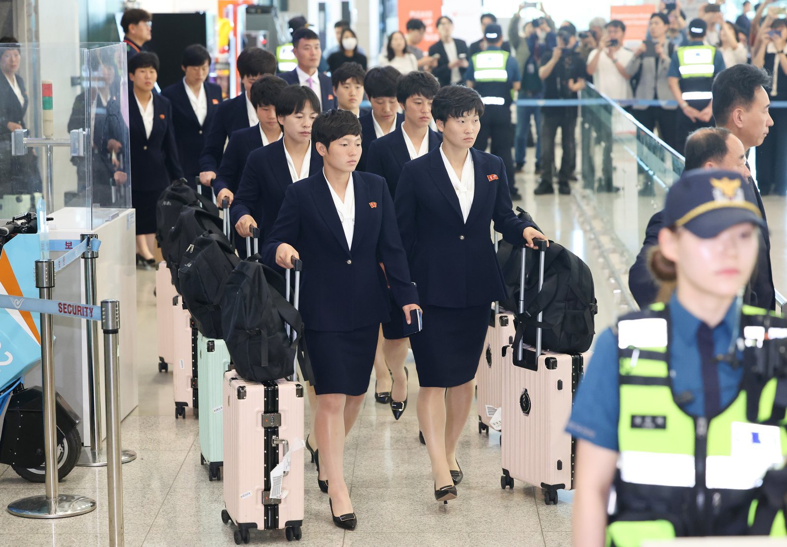 아시아축구연맹(AFC) 여자챔피언스리그 준결승전에 출전하는 북한 여자축구팀 ‘내고향여자축구단’이 17일 오후 인천국제공항 제1여객터미널로 입국하고 있다. (공동취재) 2026.5.17