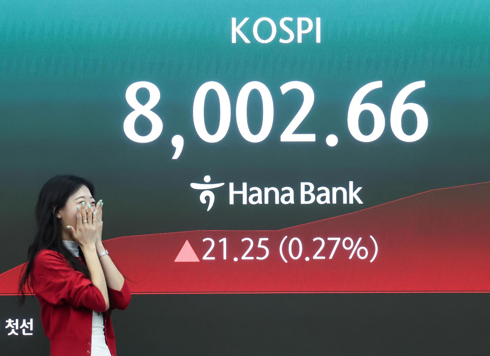 코스피가 장중 8000선을 넘어 사상 최고치를 기록한 15일 오전 서울 중구 하나은행 본점 딜링룸 전광판에 코스피 지수가 표시되고 있다. 2026.5.15 ⓒ 뉴스1