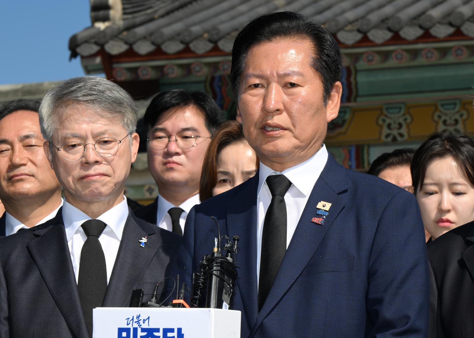 정청래 더불어민주당 대표가 5·18민주화운동 46주기인 18일 오전 광주 북구 운정동 국립5·18민주묘지를 찾아 참배하고 민주의문 앞에서 기자회견을 하고 있다. (광주=뉴스1)