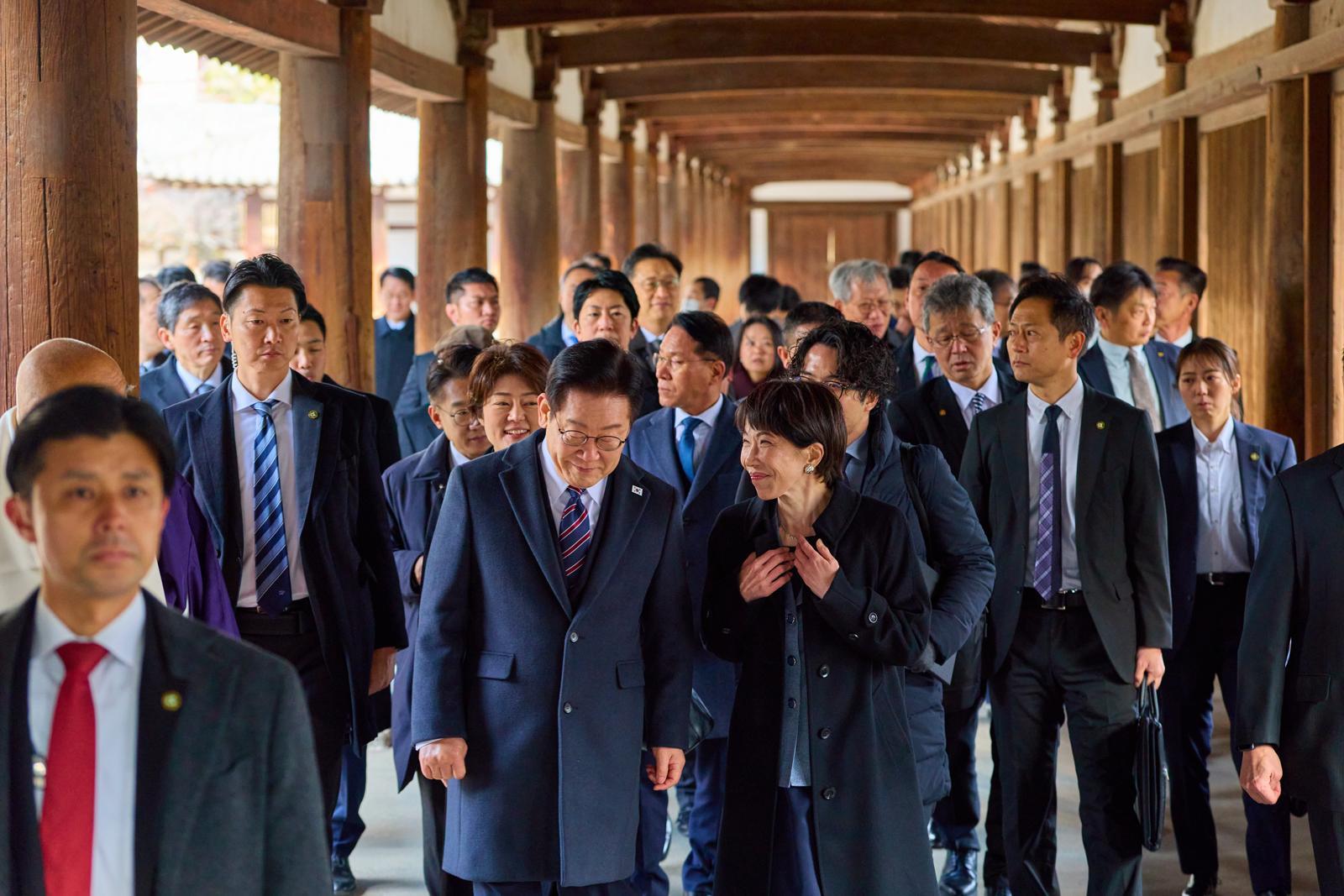 이재명 대통령과 다카이치 사나에 일본 총리가 1월 일본 나라현의 대표 문화유적지인 호류지를 둘러보고 있다. (공동취재)