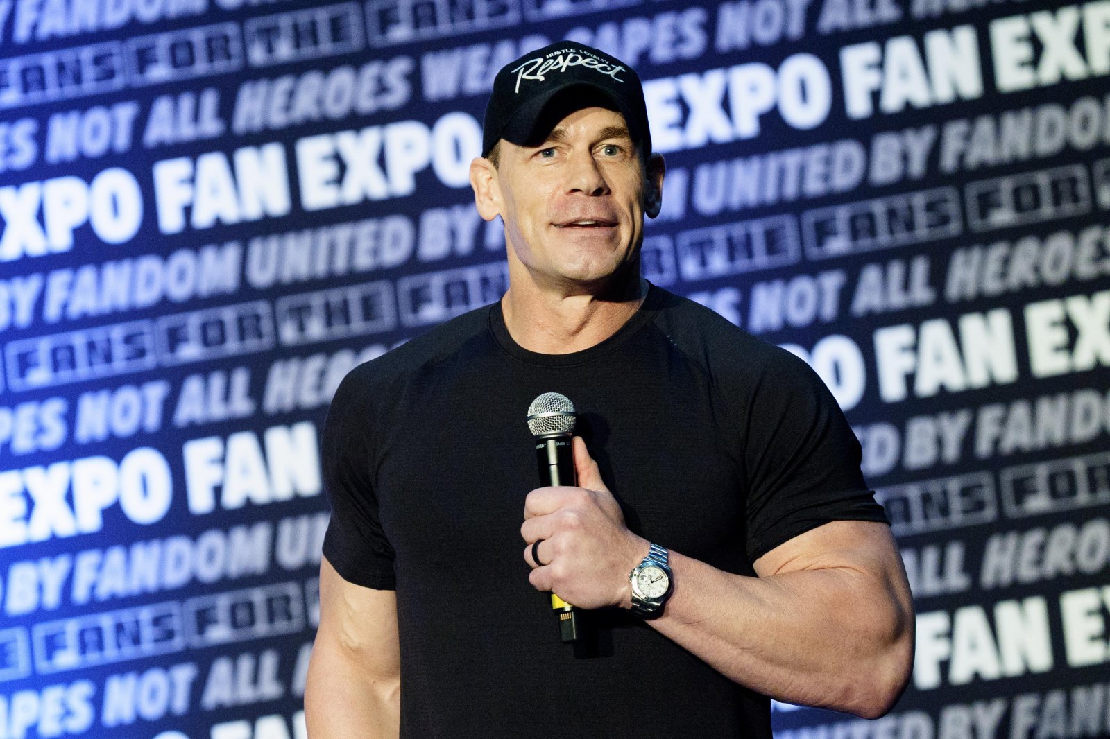 WWE 스타 존 시나가 2026 팬 엑스포 행사에서 건강 관리와 운동 철학에 대해 이야기하고 있다. 시나는 최근 “85세에도 스쿼트를 할 수 있는 몸으로 살고 싶다”며 고중량 중심 운동에서 회복·유연성 중심 루틴으로 바뀐 근황을 공개했다. 게티이미지코리아