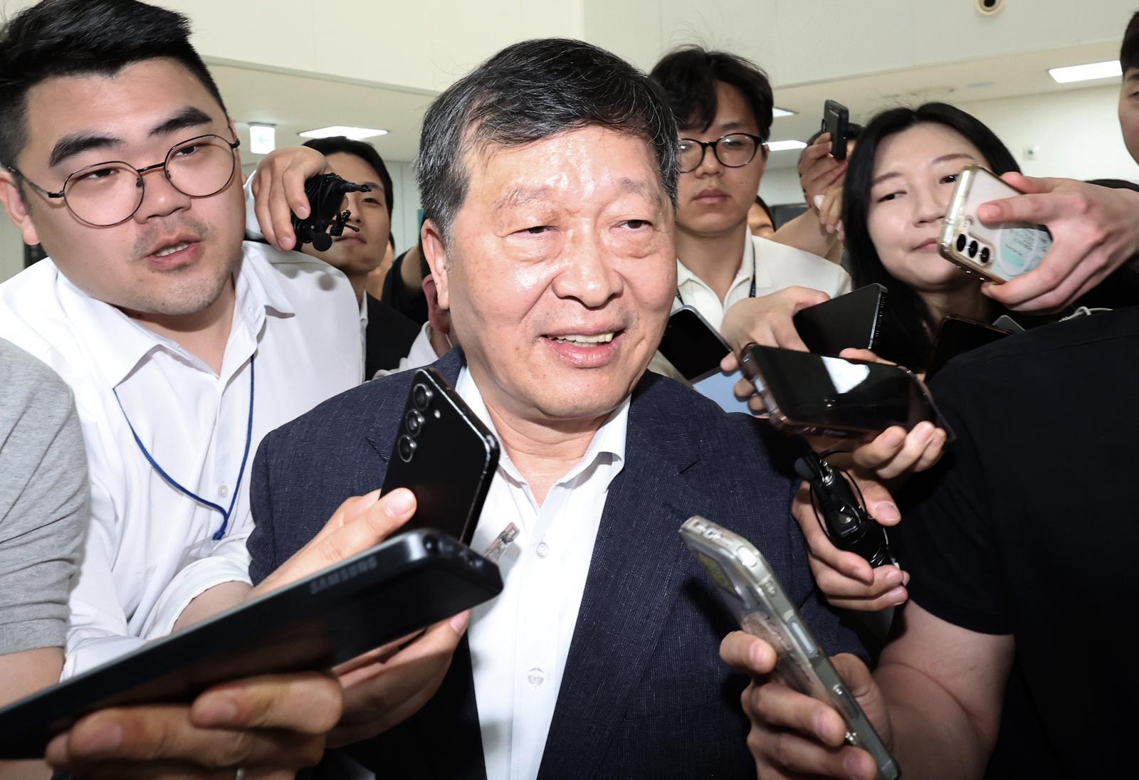 박수근 중앙노동위원장이 삼성전자 노조의 총파업 예고 시한을 이틀 앞둔 19일 정부세종청사 중앙노동위원회에서 열린 삼성전자 2차 사후조정 최종 회의에 참석하며 미소짓고 있다. 뉴스1