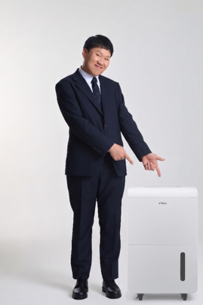 대용량 제습기 전문 제조기업 나우이엘의 브랜드 모델로 발탁된 개그맨 김용명. 사진제공=나우이엘