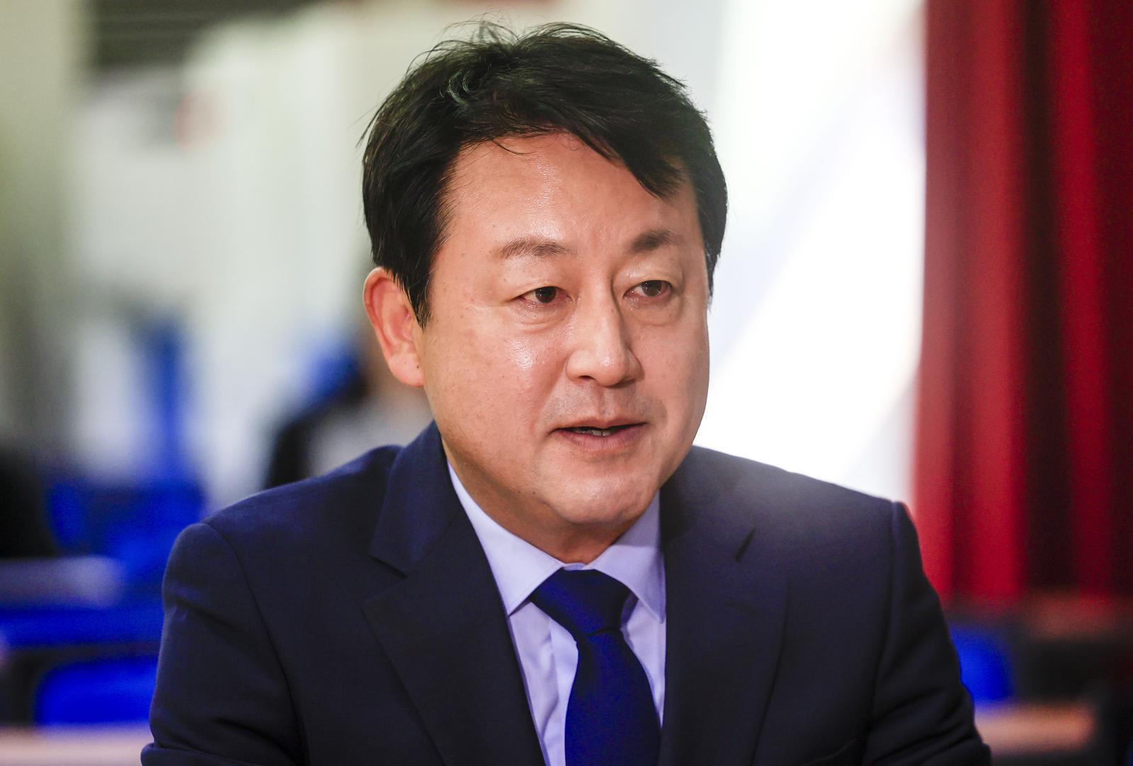 경기 평택을 국회의원 재선거에 출마하는 김용남 더불어민주당 후보가 14일 경기 평택시선거관리위원회에 후보자 등록을 하고 있다. 뉴시스