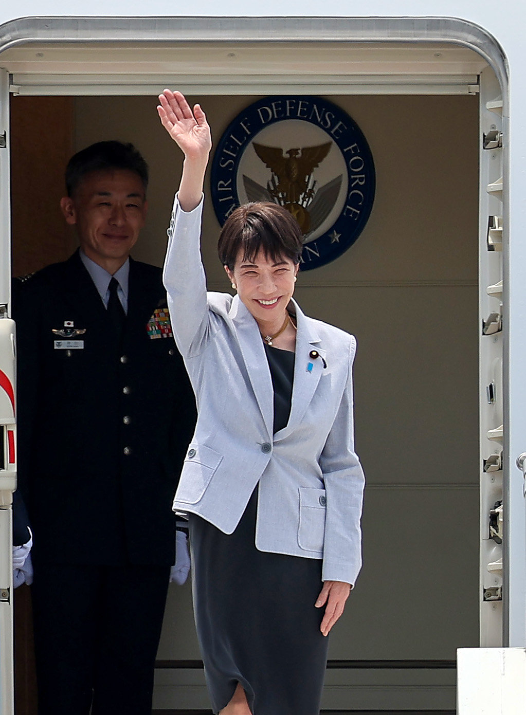 한일 정상회담에 참석하는 다카이치 사나에 일본 총리가 19일 대구국제공항에 도착해 손을 흔들고 있다. 뉴시스