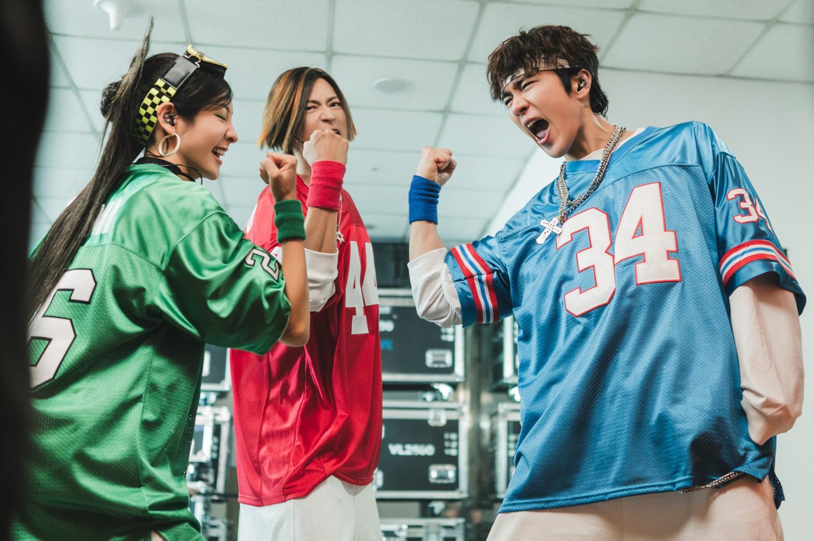 영화 ‘와일드 씽’에서 아이돌 그룹 멤버 역을 맡은 배우 강동원(가운데), 박지현(왼쪽), 엄태구. AA그룹 제공