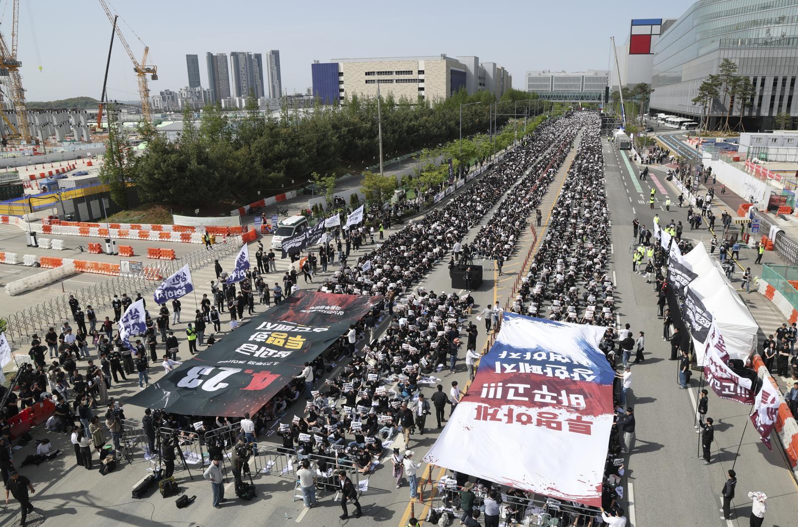 삼성전자노동조합 공동투쟁본부 조합원들이 지난달 23일 오후 경기 평택시 삼성전자 평택사업장 앞에서 열린 투쟁결의대회에서 구호를 외치고 있다. (공동취재)