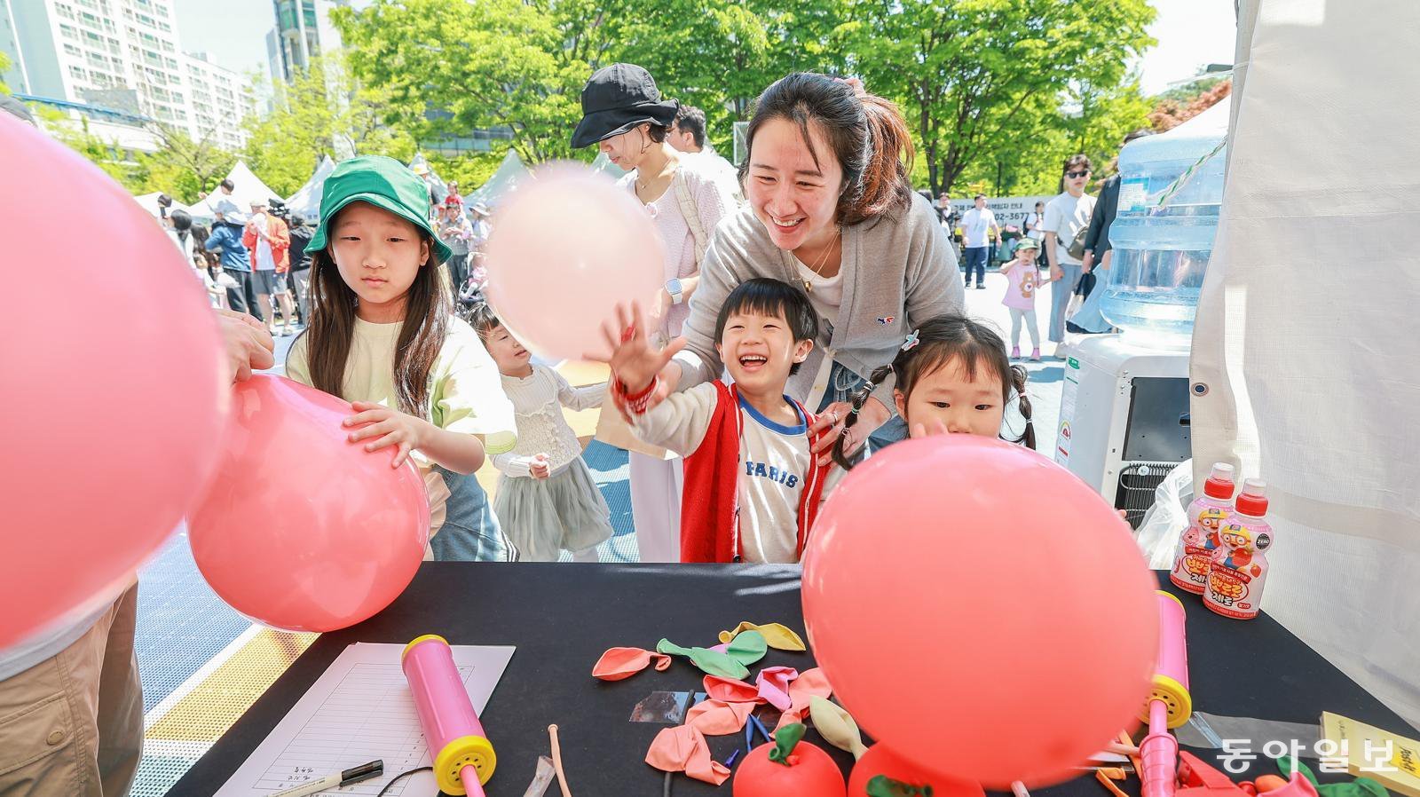 30~40대  젊은 부부의 유입이 늘면서 과천시는  아동의 권리가 보장되는 ‘아동친화도시’로 탈바꿈하고 있다. 사진은 에어드리공원에서 열린 어린이축제에서 어린이들이 체험 행사에 참여하고 있다. 과천시 제공