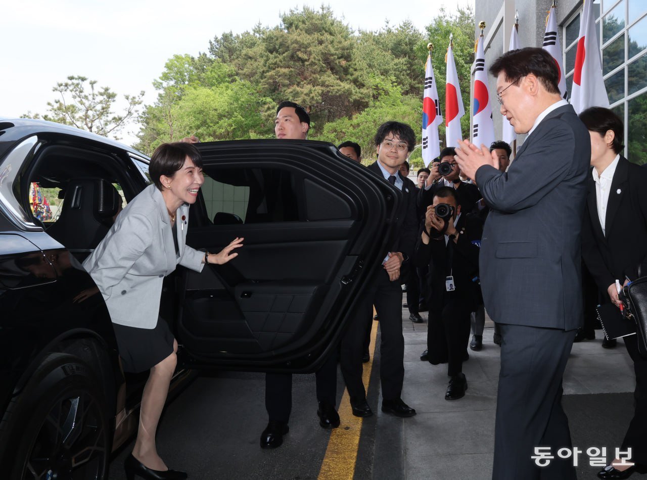 이재명 대통령이 19일 경북 안동의 한 호텔에 마련된 정상회담장 입구에서 다카이치 사나에 일본 총리를 영접하고 있다. 김재명 기자 base@donga.com